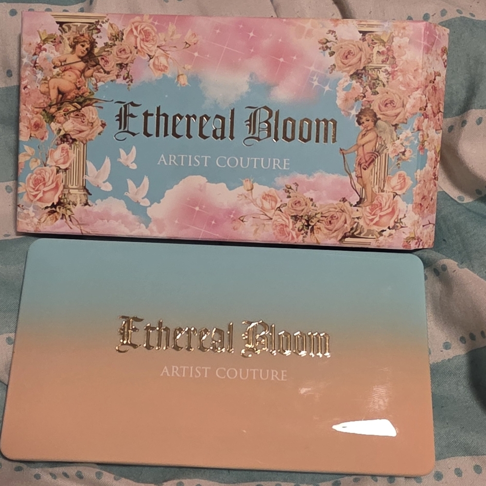 Artist Couture Dreamy Blue and Cream Eyeshadow Palette